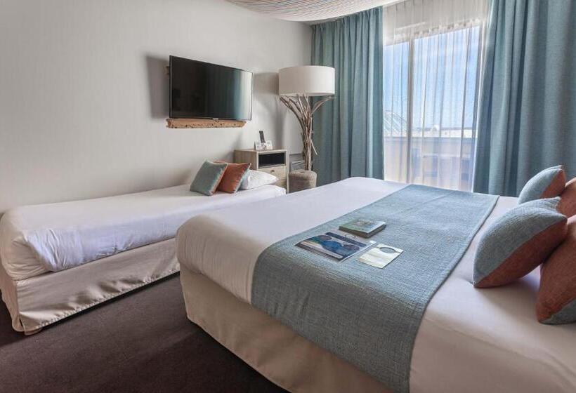 חדר סופריור לשלושה, Logis Hôtel Restaurant Le Calluna