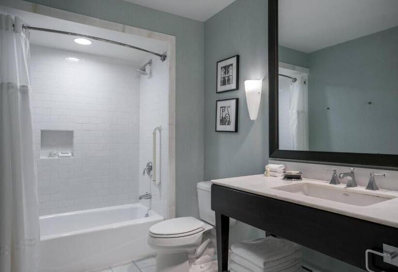 Номер Стандарт, Renaissance New Orleans Pere Marquette French Quarter Area