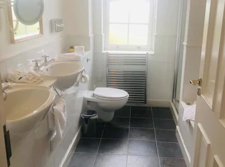 חדר דלוקס, Emlagh House