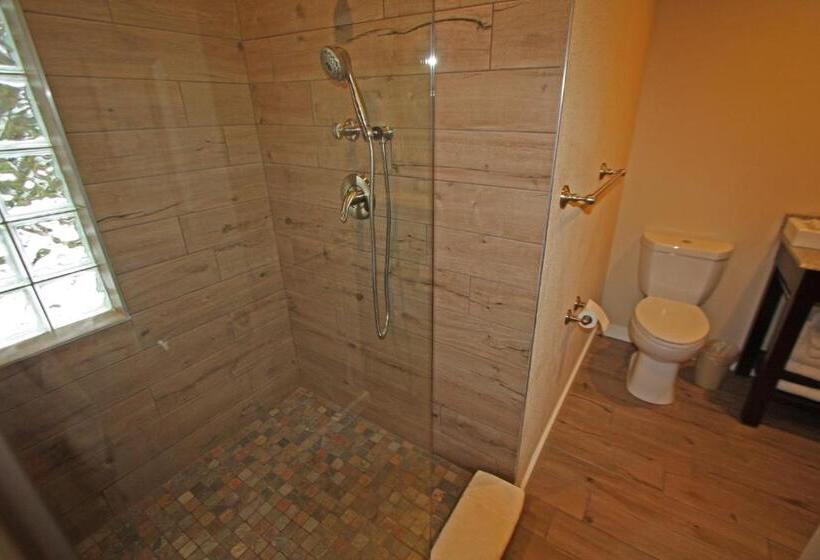 디럭스 룸 킹사이즈 침대, The Inn At Shasta Lake