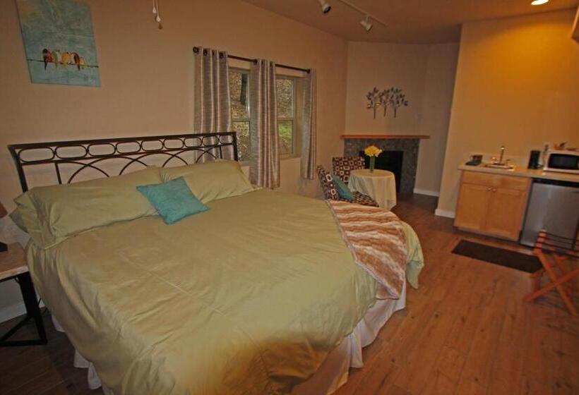 디럭스 룸 킹사이즈 침대, The Inn At Shasta Lake