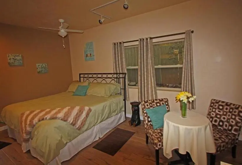 キングサイズベッドのスーペリアルーム, The Inn At Shasta Lake