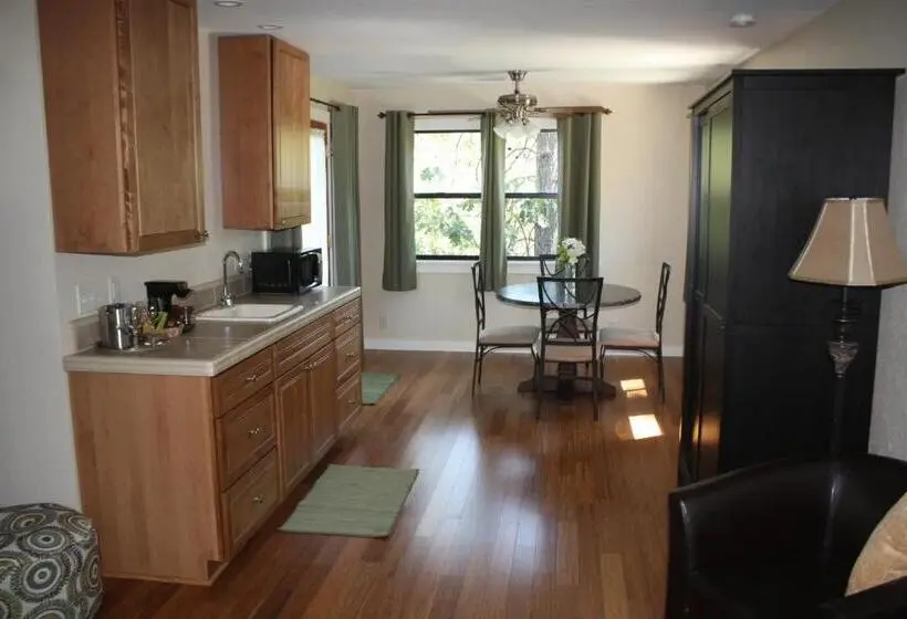 キングサイズベッドのデラックスルーム, The Inn At Shasta Lake