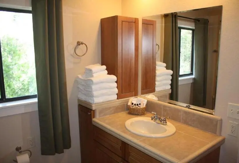 キングサイズベッドのデラックスルーム, The Inn At Shasta Lake