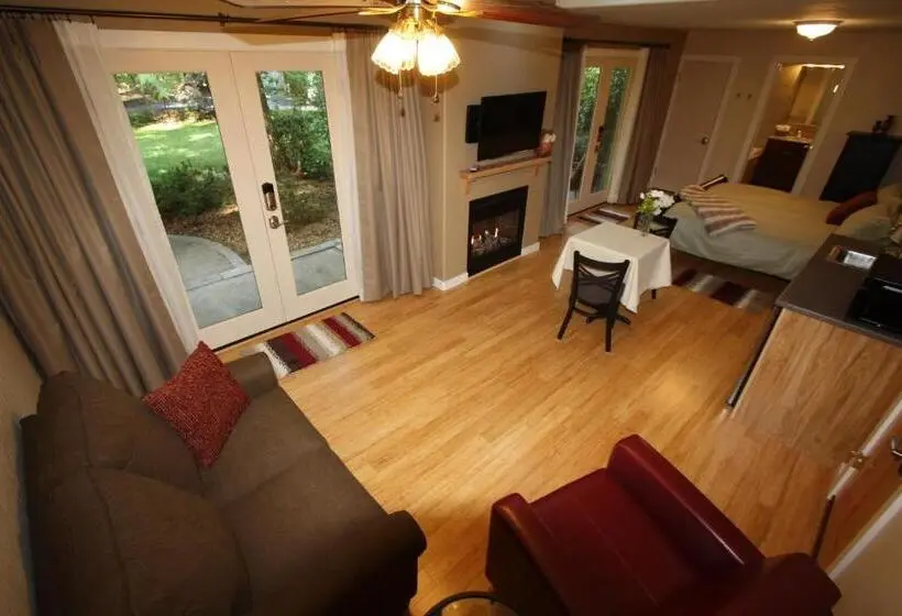 キングサイズベッドのデラックススイート, The Inn At Shasta Lake
