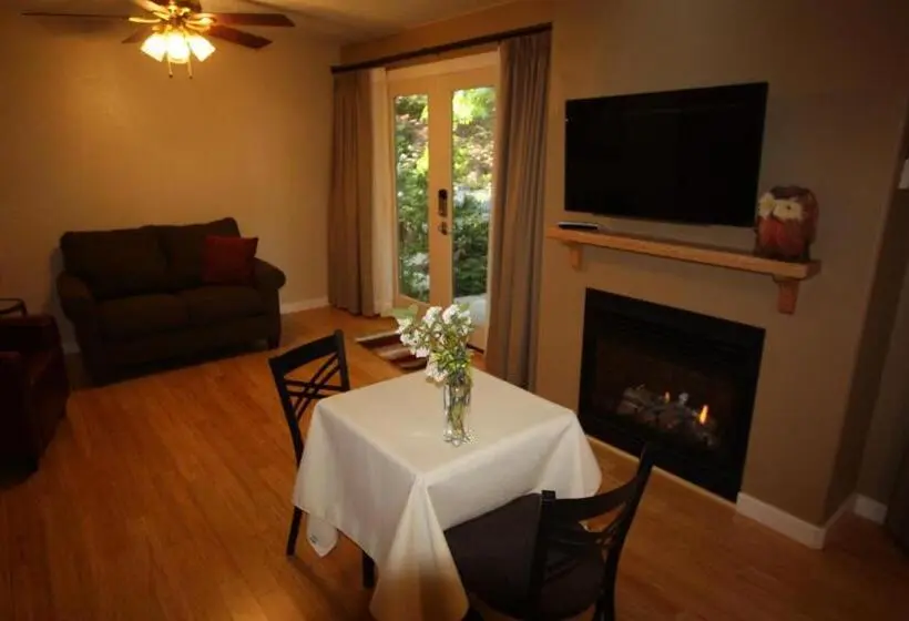 キングサイズベッドのデラックススイート, The Inn At Shasta Lake