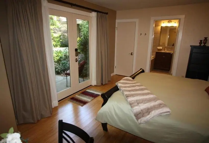 キングサイズベッドのデラックススイート, The Inn At Shasta Lake