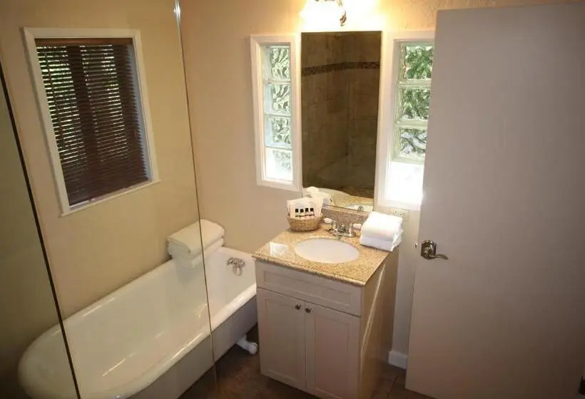 キングサイズベッドのスタンダードルーム, The Inn At Shasta Lake