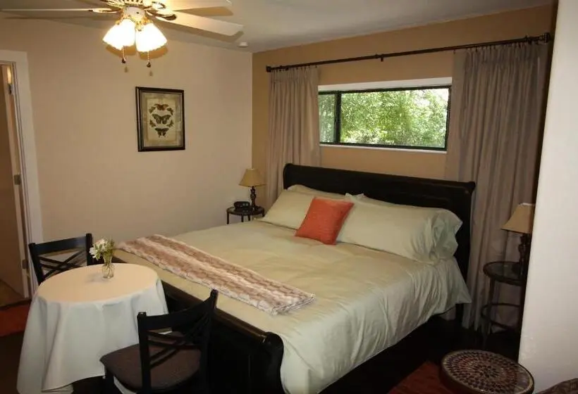 キングサイズベッドのスタンダードルーム, The Inn At Shasta Lake