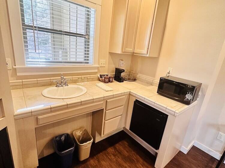 디럭스 스위트, The Inn At Shasta Lake