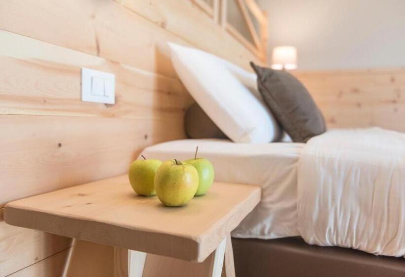 חדר סטנדרט לשלושה עם נוף לגינה, Agritur La Dolce Mela   Adults Only