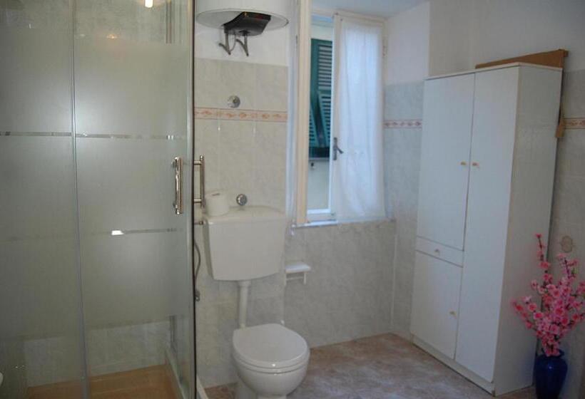 이코노미 룸, Corniglia Dreams