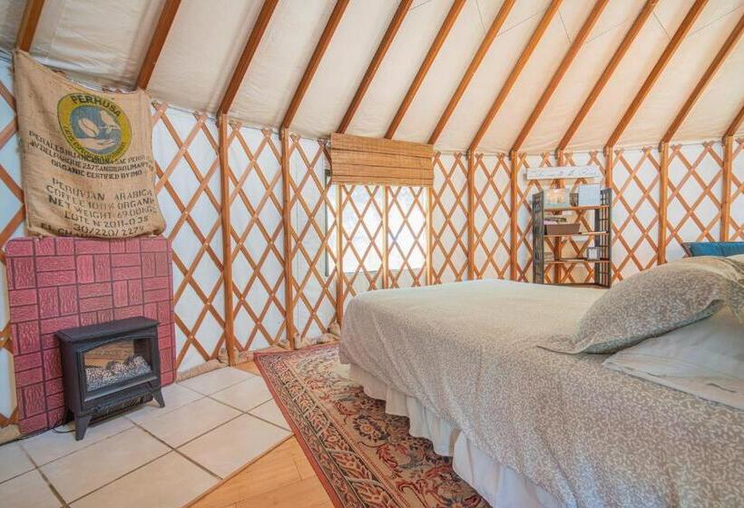 Standard Tent, Strawhouse Resorts