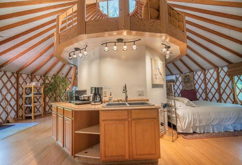 Standard Tent, Strawhouse Resorts