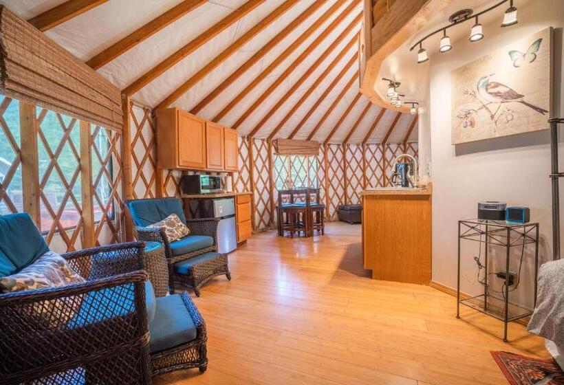 Standard Tent, Strawhouse Resorts