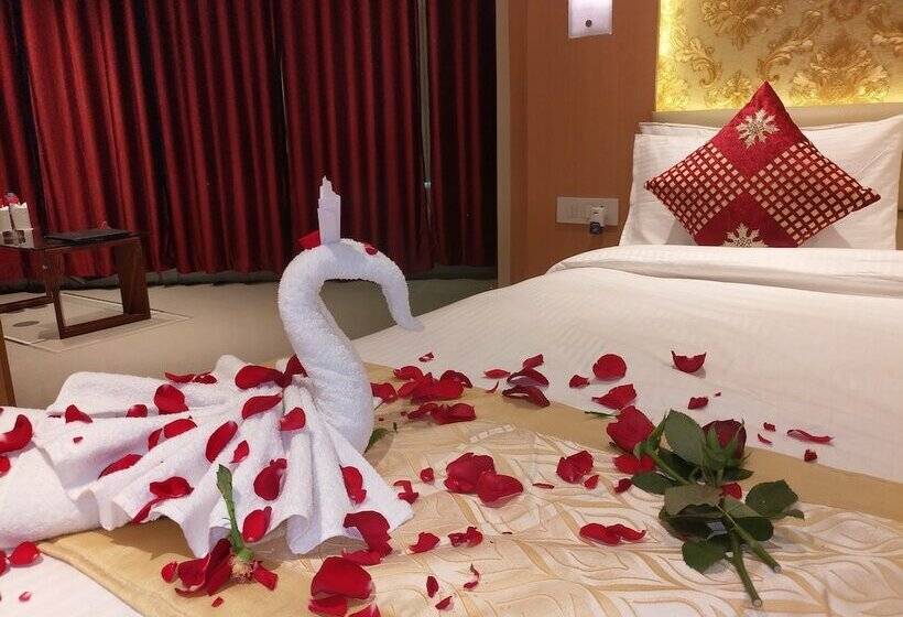 اتاق اجرایی, The Red Velvet
