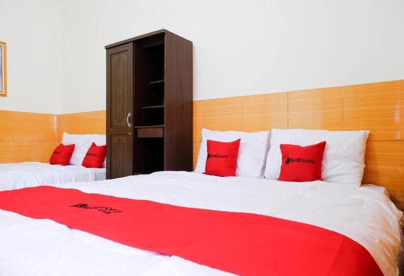 Номер Deluxe, Reddoorz Near Stab Syailendra Kopeng