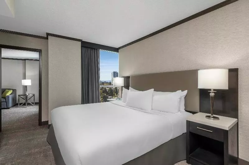 Deluxe Suite King Bed, Hilton Vancouver Metrotown