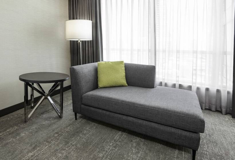 Номер Deluxe, Hilton Vancouver Metrotown