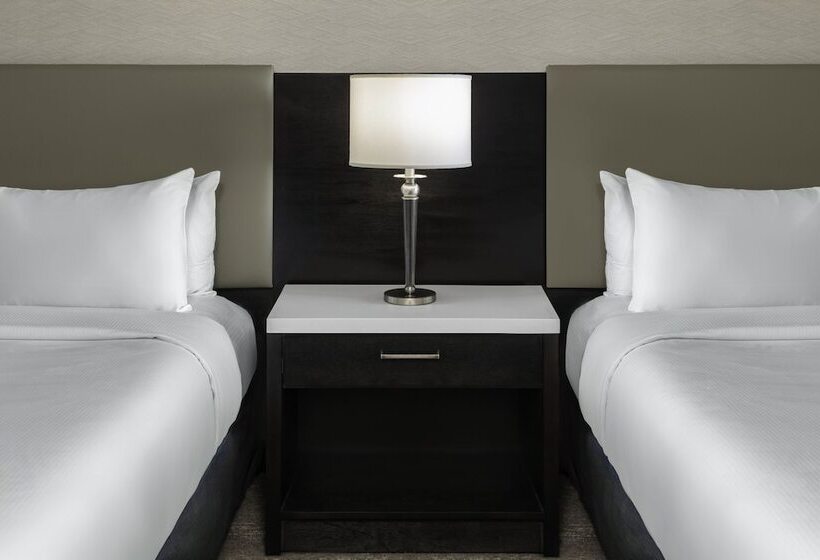Номер Deluxe, Hilton Vancouver Metrotown