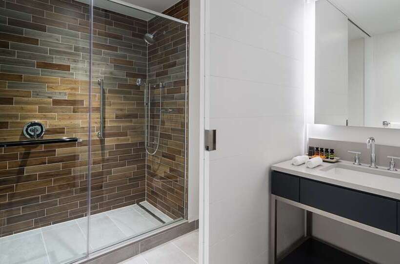 Номер Deluxe, Hilton Vancouver Metrotown