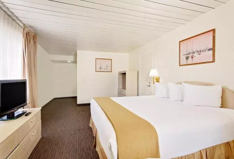 اتاق استاندارد با تخت بزرگ, Knights Inn Page