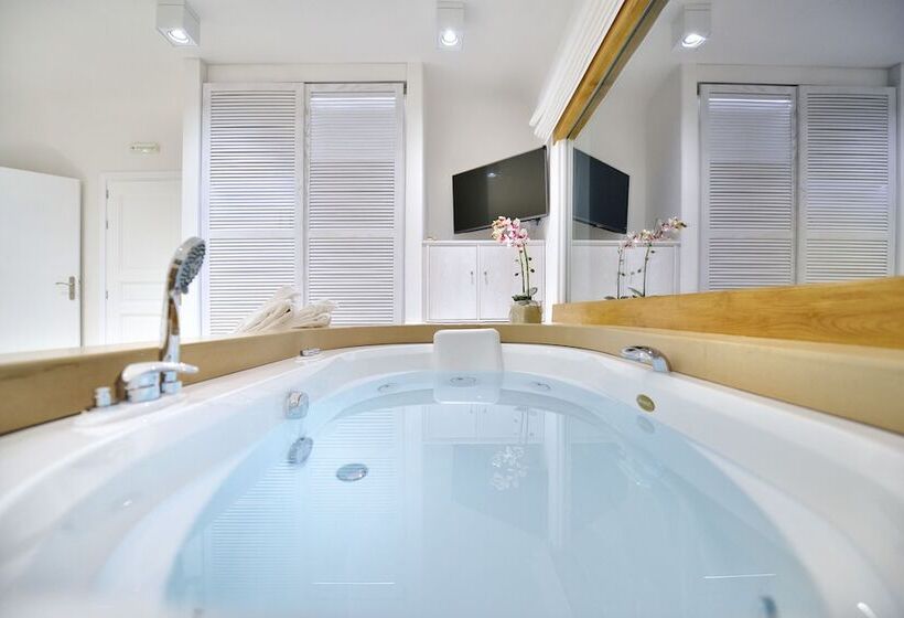 جناح جونيور مطلّ علي البحر, Saint John Hotel Villas & Spa