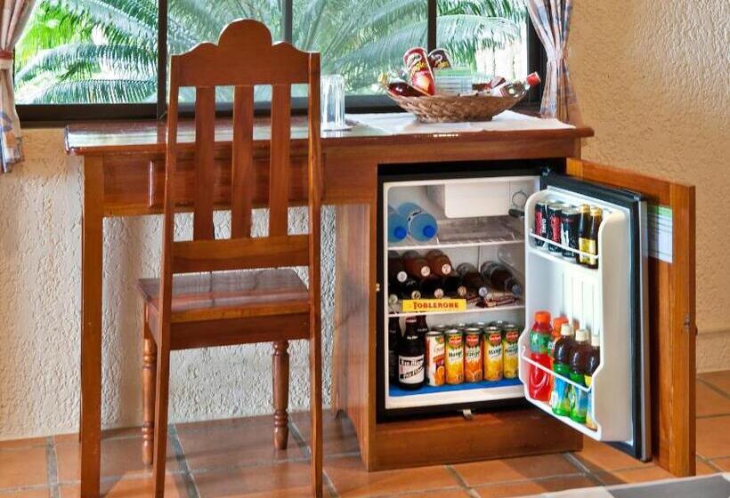 اتاق لوکس با بالکن و چشمانداز دریا, Easy Diving And Beach Resort