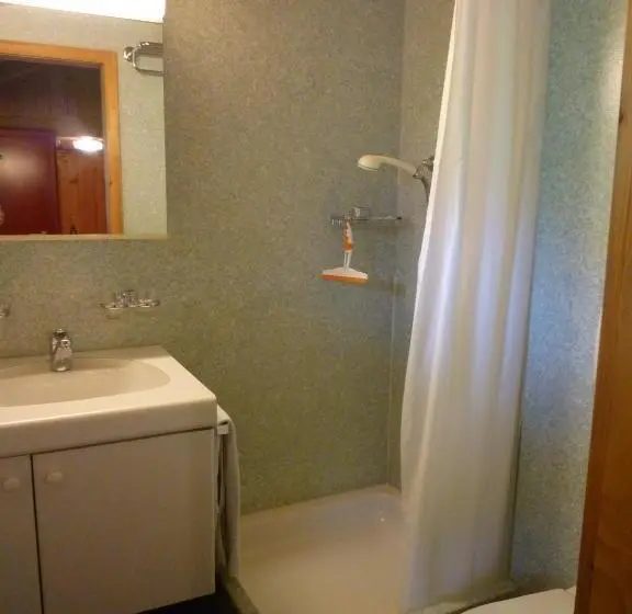 バス共有のスタンダードルーム, Esthers Guesthouse