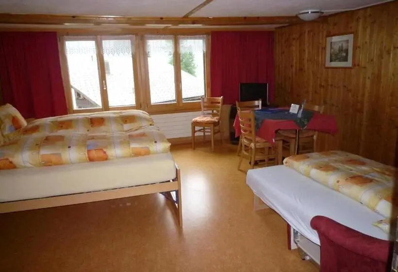 バス共有のスタンダードルーム, Esthers Guesthouse