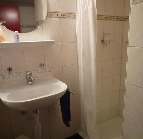 バス共有のスタンダードルーム, Esthers Guesthouse