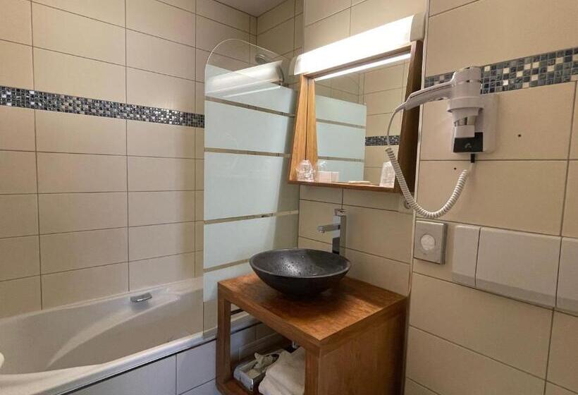 Standard Szoba King Size Bed, Logis Hôtel De La Tête Noire