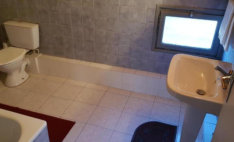 スタンダードトリプルルーム, Longo Mai