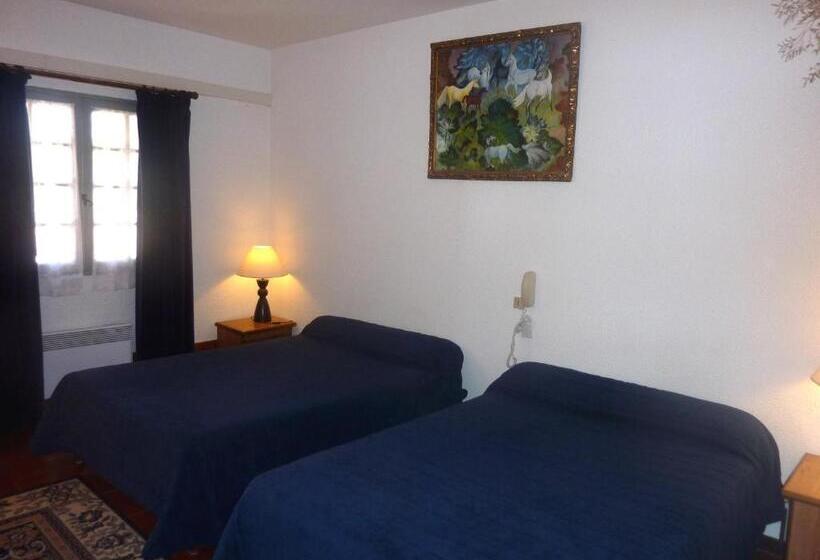 スタンダード4人部屋, Longo Mai