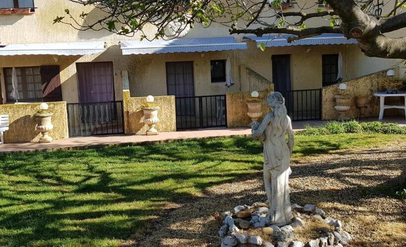 スタンダード4人部屋, Longo Mai