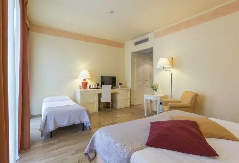 Superior Kolmen Hengen Huone, Th Tirrenia   Green Park Resort
