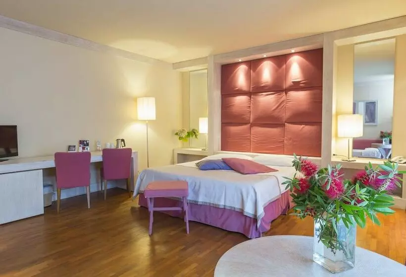 Deluxe Kolmen Hengen Huone, Th Tirrenia   Green Park Resort
