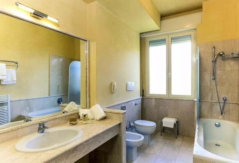 Superior Kolmen Hengen Huone, Th Tirrenia   Green Park Resort