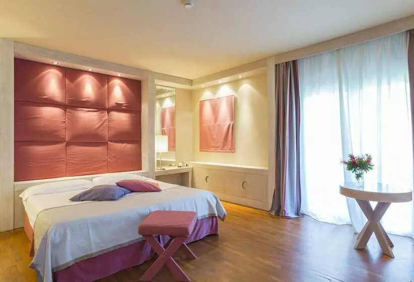 Deluxe Kolmen Hengen Huone, Th Tirrenia   Green Park Resort
