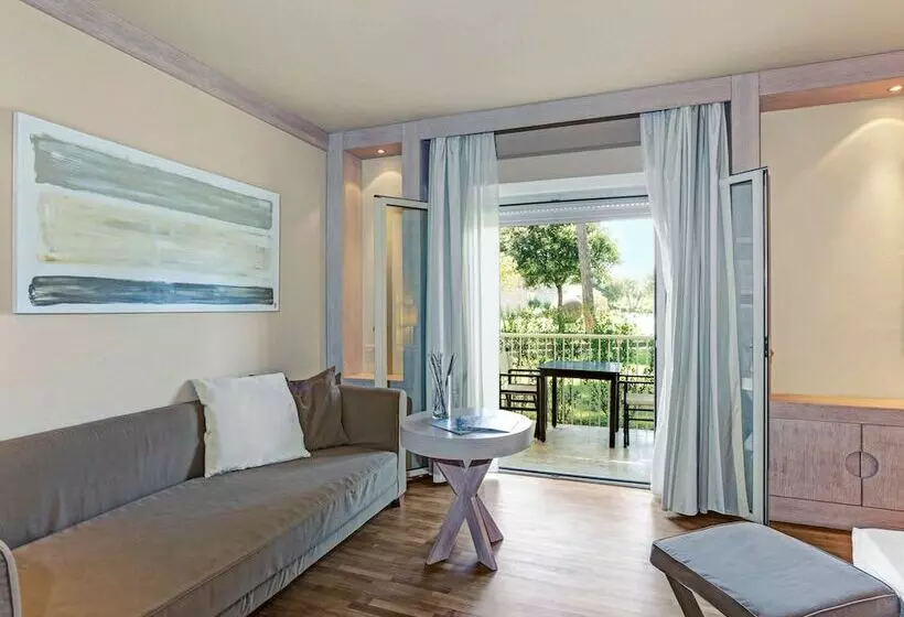Deluxe Kolmen Hengen Huone, Th Tirrenia   Green Park Resort