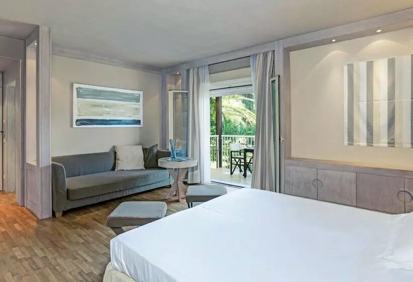 Deluxe Kolmen Hengen Huone, Th Tirrenia   Green Park Resort