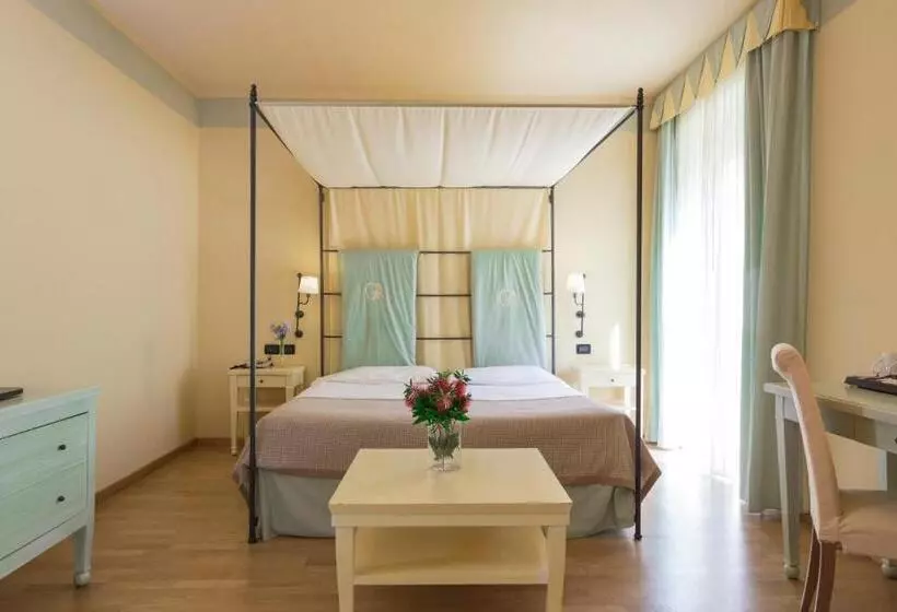 Superior Neljän Hengen Huone, Th Tirrenia   Green Park Resort