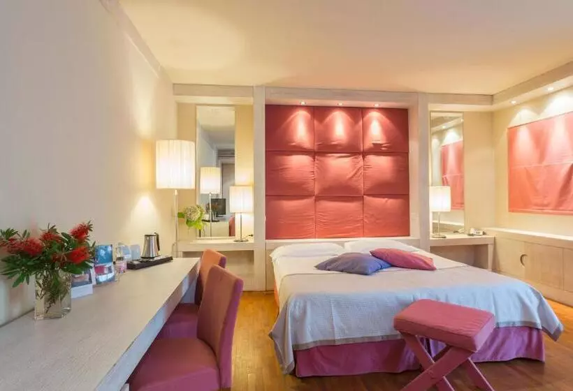 Deluxe Kolmen Hengen Huone, Th Tirrenia   Green Park Resort