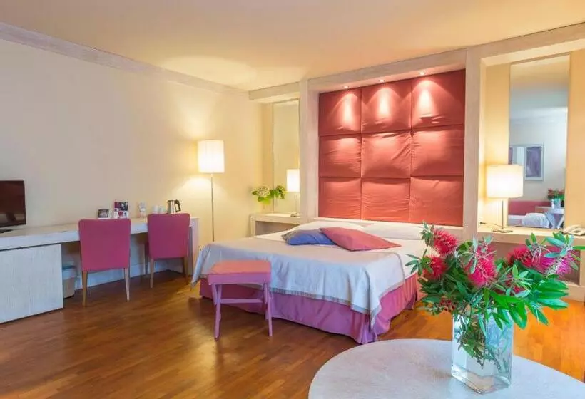 Deluxe Kolmen Hengen Huone, Th Tirrenia   Green Park Resort