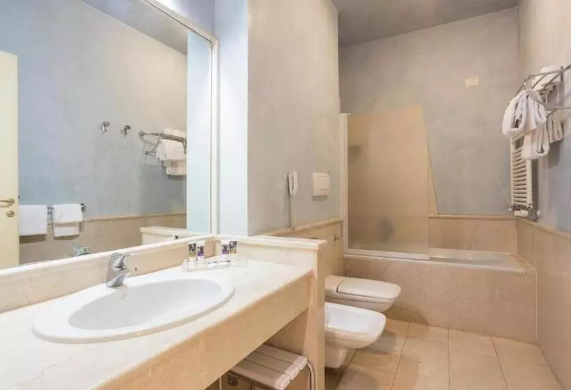 Superior Kolmen Hengen Huone, Th Tirrenia   Green Park Resort