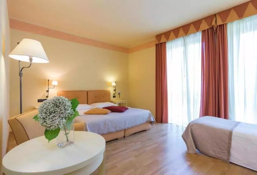 Superior Kolmen Hengen Huone, Th Tirrenia   Green Park Resort