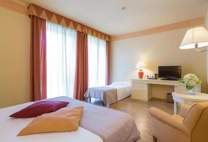Superior Kolmen Hengen Huone, Th Tirrenia   Green Park Resort