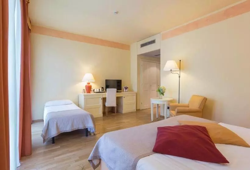Superior Kolmen Hengen Huone, Th Tirrenia   Green Park Resort