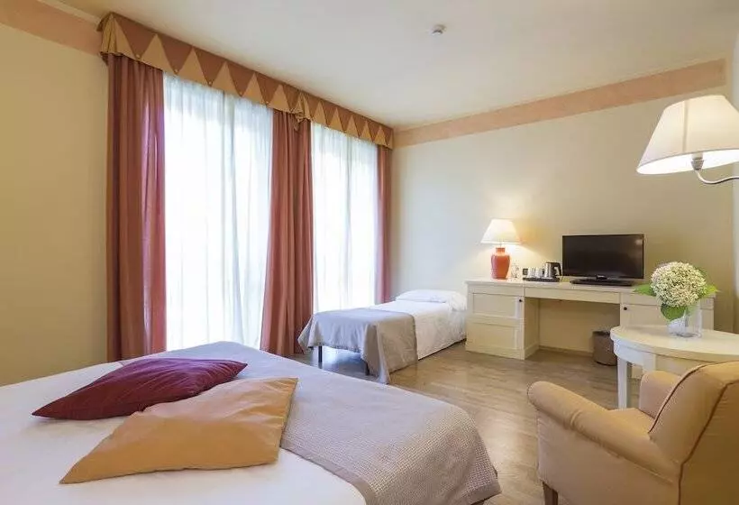 Superior Kolmen Hengen Huone, Th Tirrenia   Green Park Resort