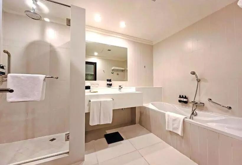 اتاق سوپریور با تخت بزرگ, Millennium Airport Hotel Dubai
